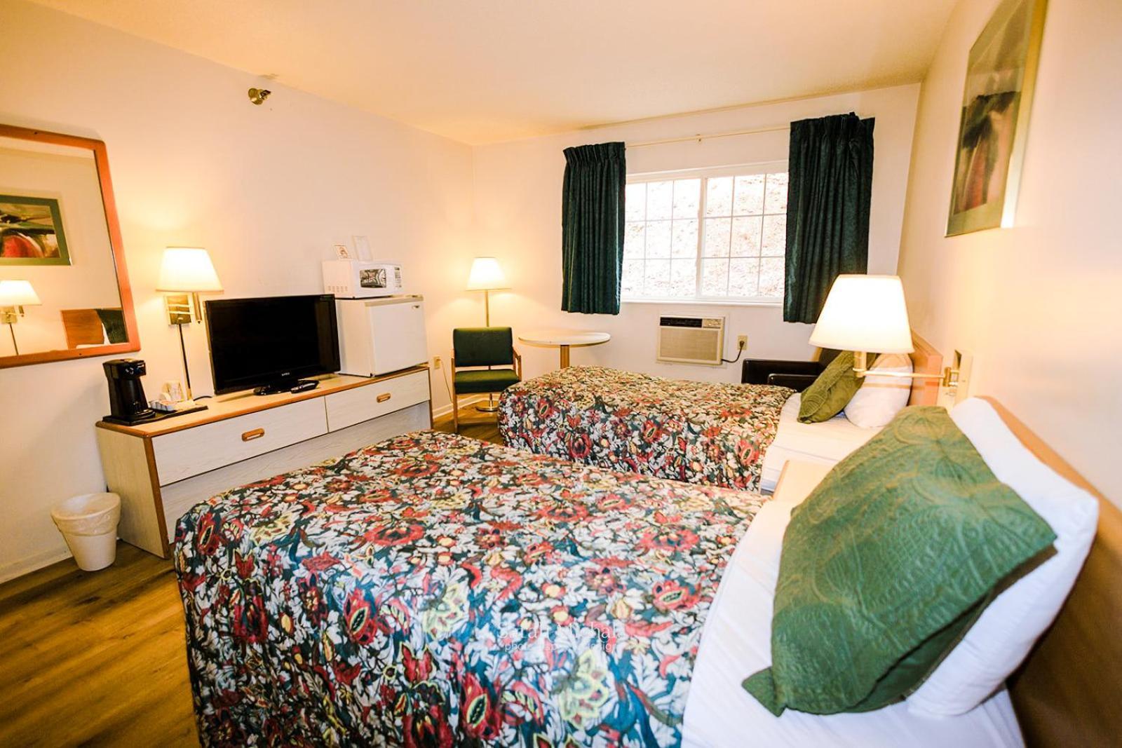 Mountain Host Motor Inn Iron Mountain Room photo