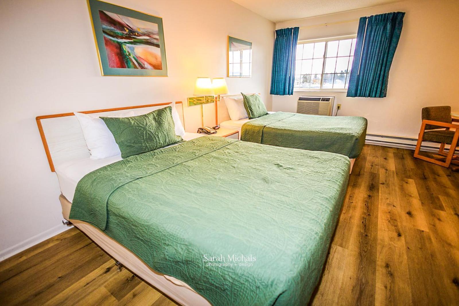 Mountain Host Motor Inn Iron Mountain Room photo